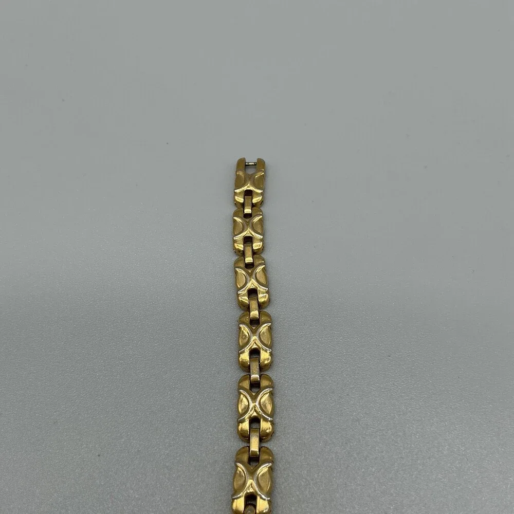 Vintage Oscar De La Renta Womens Watch 18mm Gold Tone Bracelet New Battery 7.75